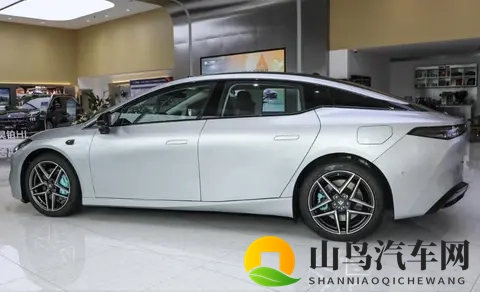 有亮点但不多，广汽昊铂GT推出新车型，提高销量恐怕有点难-2