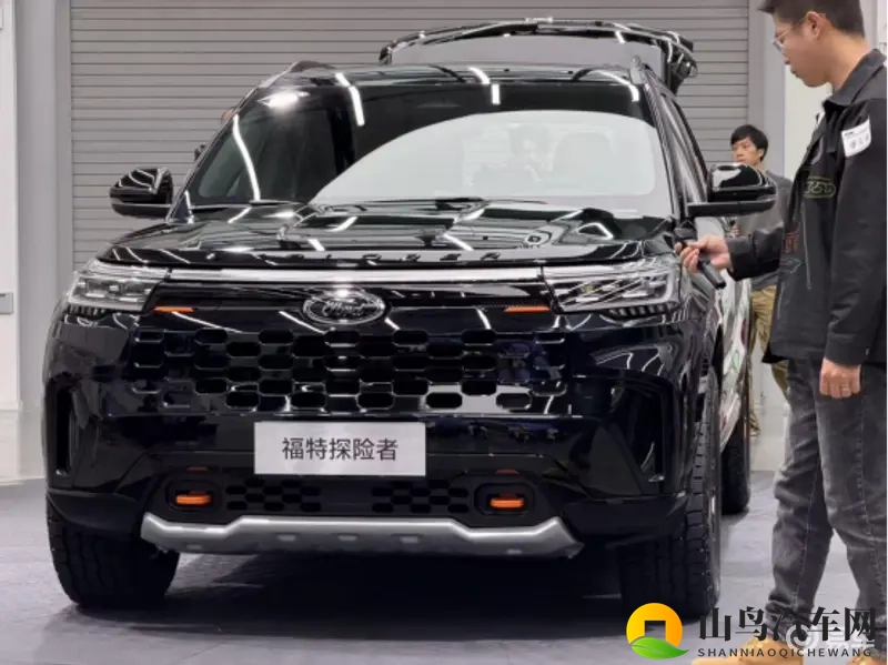 福特探险者昆仑穿越版新车亮相，能征服山野，也能拥抱日常！-1