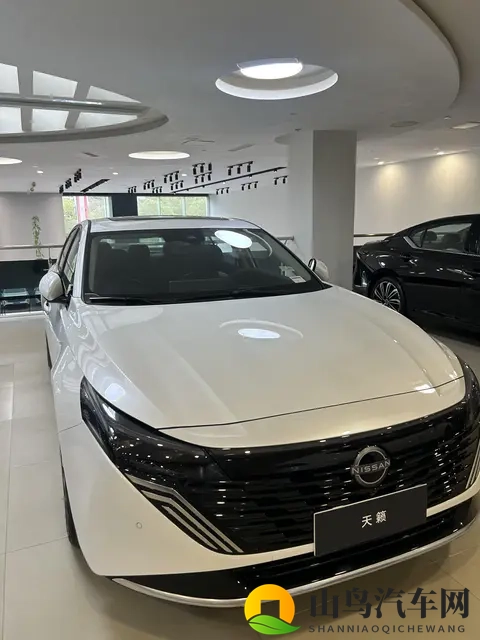 外观更年轻运动!新款日产天籁实拍,搭20T动力,鸿蒙座舱是亮点-1