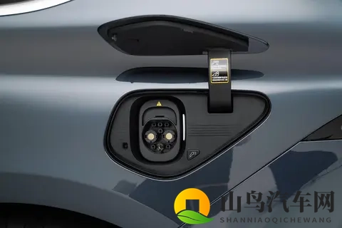 传统豪华车 “慌了”？蔚来 ET9 带着 “移动行政舱” 身份来踢馆！-3