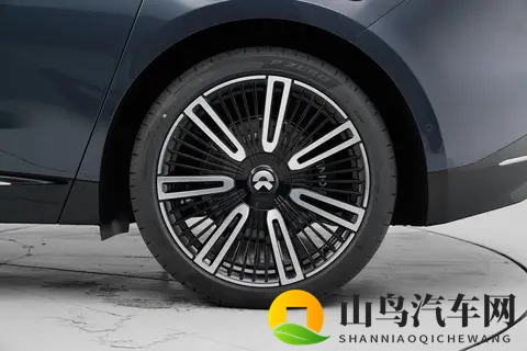 5 米 3 车长，头等舱后排 + 三重降噪，蔚来ET9让行政豪车好开又舒服-1