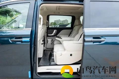 26款岚图梦想家乾崑系列,动力强劲、空间宽敞、配置丰富-3