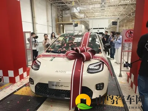 京东首款“国民好车”下线，53秒产一辆。首辆车半月前7800万拍出-2