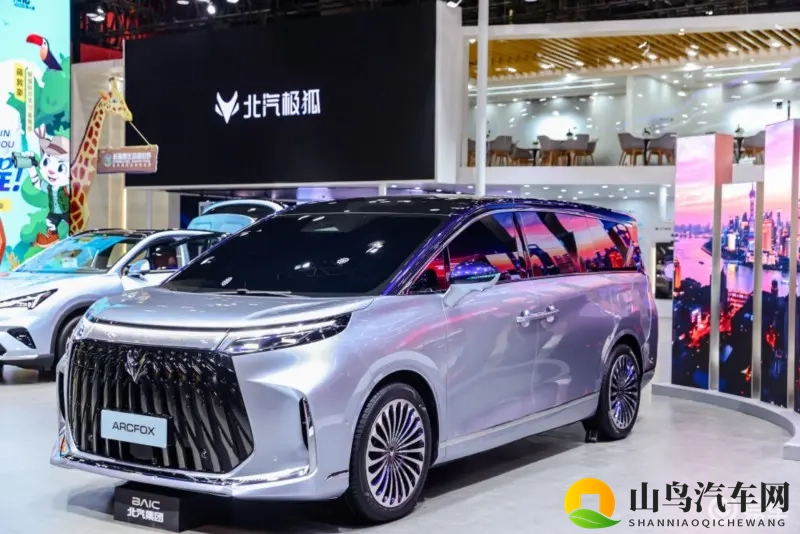 MPV别只看冰箱彩电沙发!极狐带着“百万超跑底盘”来了-1