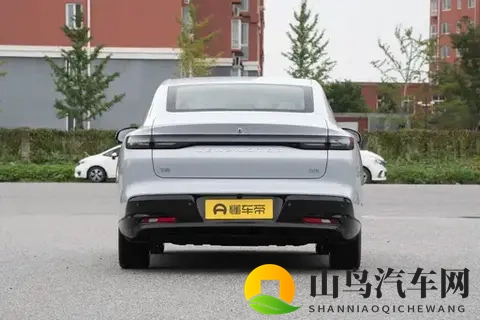 898万起售、激光雷达+后驱架构,这才是真正的家用刚需车-1