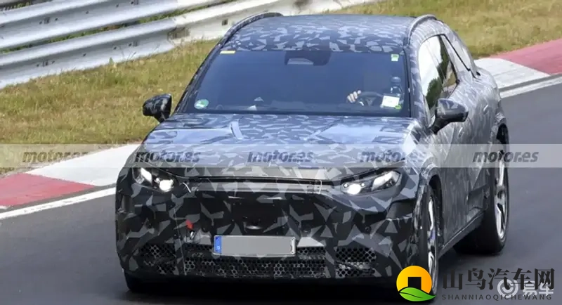 AMG首款完全独立研发新车谍照曝光-1