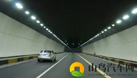 高速隧道遇龟速车，只能自认倒霉？老司机教你招，不违章还解气！-1