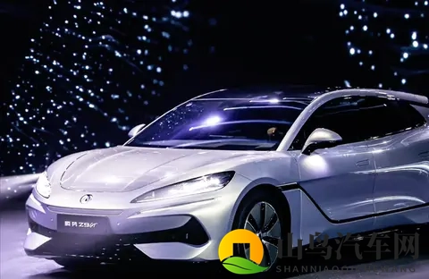 比亚迪跌落神坛?44万辆月销仍失冠,背后暗藏三大危机!-1