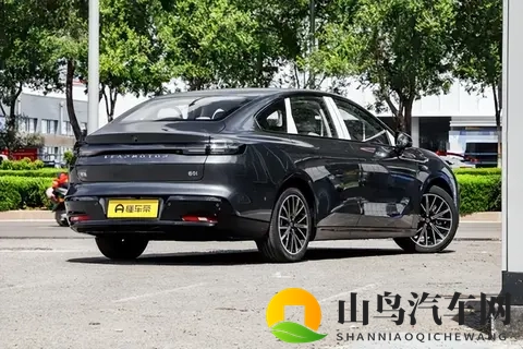 10万纯电轿车能否兼顾性能与实用？它或许给了个新答案-2