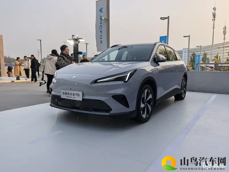 全新极狐阿尔法T5限时优惠价10.98万起-1