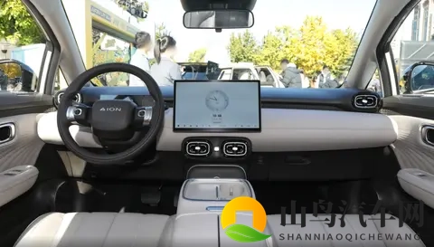 终于来了，京东首款车实车亮相，1号车拍出7819万-3