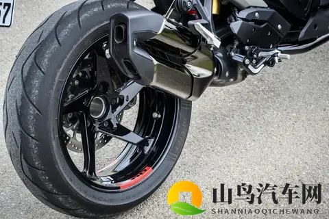 这台宝马街车，能边骑边“换弹簧”？R1300R新技术实测报告-2