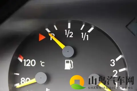 汽车还剩多少油时去加油最合适?记住这个标志,及时加油!-2