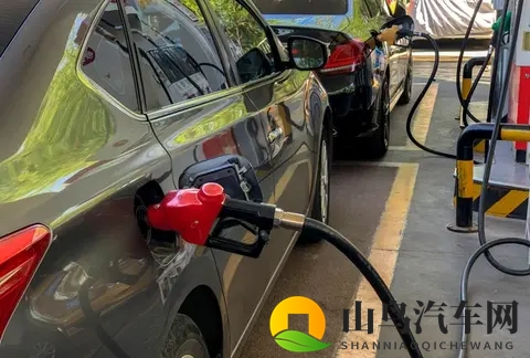 车船税新政实施,油箱盖变沉,30升以上车主纷纷沉默。-2