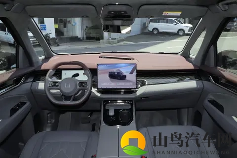 极氪009：明星同款MPV，39秒破百，续航702km，家用够不够？-1