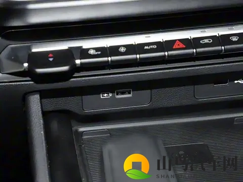 全新吉利豪越L实车亮相 新增15T发动机版本 起售价有望下探-1