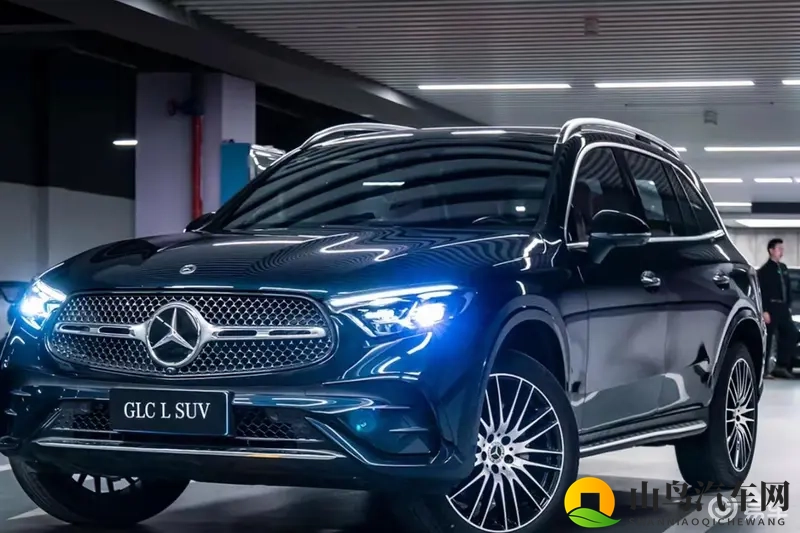 脱裤子打jk白丝校花屁股：JK校花裙摆间，打趣一幕引笑颜-1