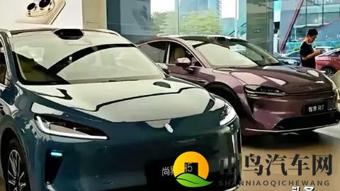 周末逛华为展厅真实一幕：50万的车被抢空，20万的车却无人问津！-1