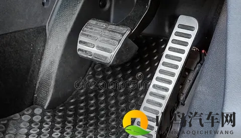 为什么豪车的油门踩起来像高级沙发，而你家车的像踩弹簧？-2