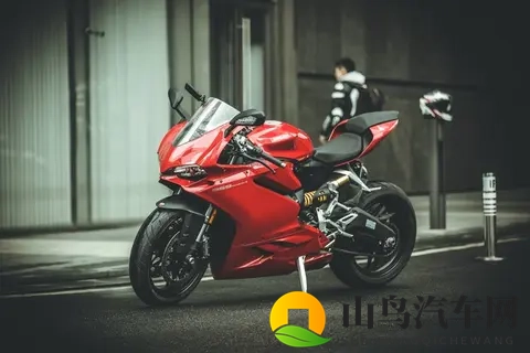 美乳叶子户外勾搭啪啪：户外驾驶聚会：体验速度与激情-3