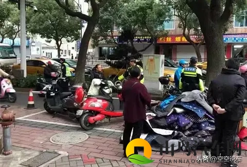 冬天骑车不用挡风被？多地现防寒新方法，网友：太精明了！-3