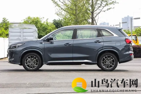 这台 SUV 在 “搞事情”！12 万配齐长续航 + 四驱，同级慌了-1