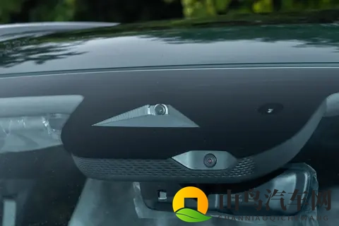 东风奕派eπ008增程超阔版：一款适合家庭使用的五座车型-1