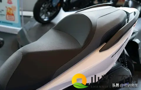 直降8K！本田佛沙350反向升级，雅马哈XMAX的中排踏板地位稳吗？-3