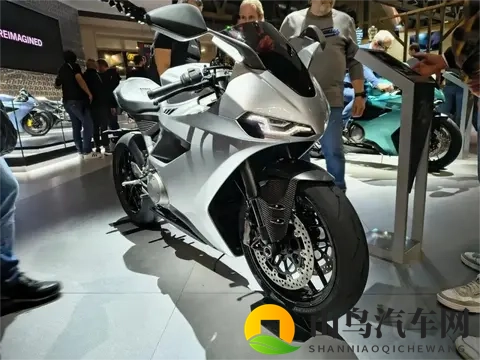 诺顿复活首发之作！曼岛TT传奇后裔Manx R实力几何？-3