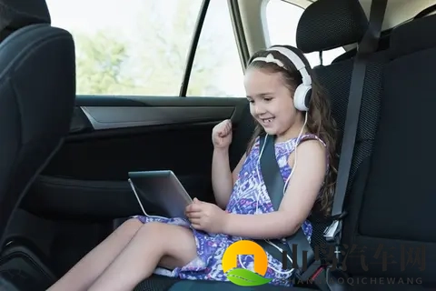 注意!后排乘客不系安全带,同样是违法!-1