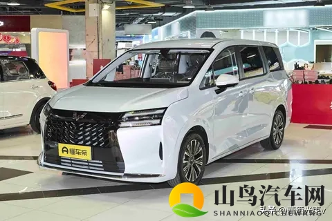 五菱星光730要来了,价格打到7万,MPV市场怕是要乱套-2