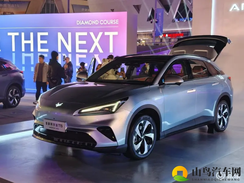 15万级SUV首搭“舱驾一体”,极狐阿尔法T5终结比赛?-1