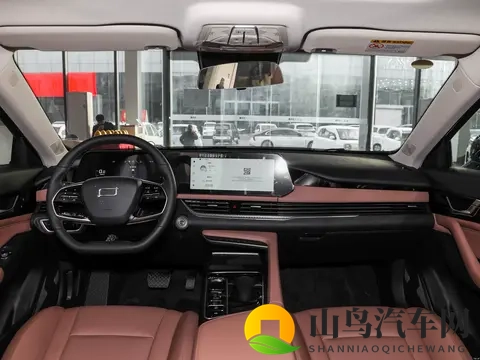 试驾2026款奔腾B70：戈型大灯+掀背尾门，这匹家用黑马实力几何？-3