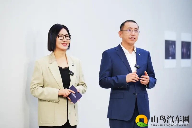 岚图泰山座舱首发，还真玩出了新花样！-1