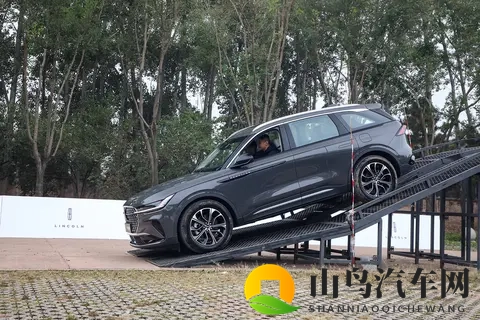 家用商务越野三不误 场地试驾2026款林肯航海家-1