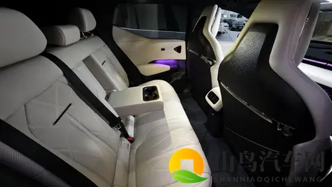 焕新极氪X到店,增新配色+一体式中岛,配496马力_续航530km-1