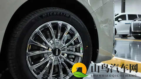 男人用嘴添女人私密视频：汽车科技革新，驾驶体验大升级-2