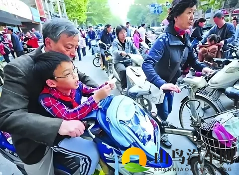 专家提议C1驾照能开摩托车？欢呼与骂声齐飞，这争议点太戳人！-3