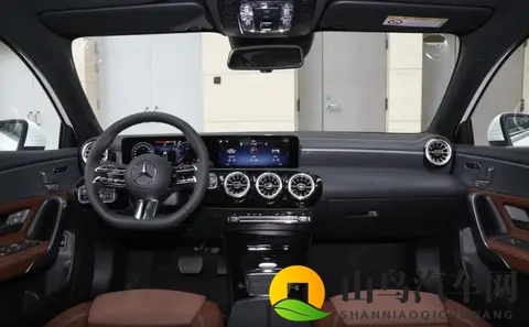 采用13T+7DCT动力组合，定位紧凑型车，25款奔驰A级怎么选？-1