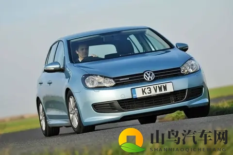 美女没穿内衣内裤软件：性感美女意外曝光，隐私软件疑泄露私密照-2