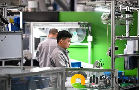 小男孩与妈妈小马拉大车：汽车小身躯，大能量：揭秘现代“小马拉大车”精神-2