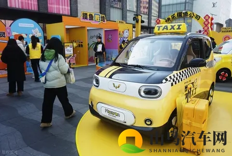 宏光 MINIEV 卖疯了，网友说：这是消费降级了，真的是这样吗？-3