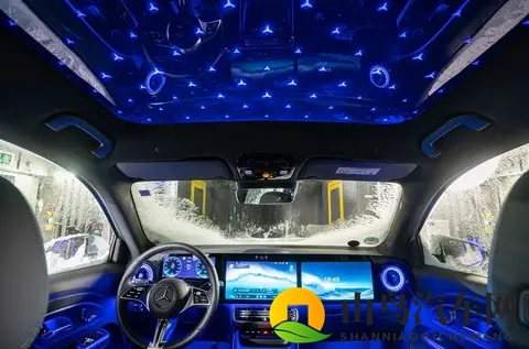 阿明说车侃赛：奔驰新GLB内饰炸场！三联屏+星空顶，30万级卷王？-3