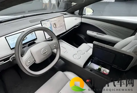 高颜值日系车，天演架构打造，搭载15L插混系统，纯电续航150km-1