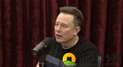 马斯克剧透特斯拉四款AI芯片！无人出租拿掉方向盘明年量产-1