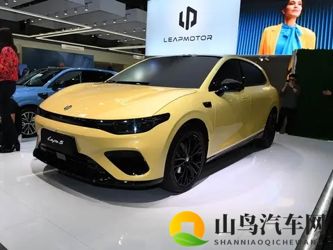 一边摸上面一边亲下面：驾驭未来，感受人车交融新境界-1