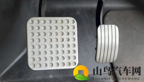 为什么豪车的油门踩起来像高级沙发，而你家车的像踩弹簧？-3