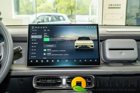 香蕉插进水蜜桃里：香蕉巧妙嵌入水蜜桃之中-1