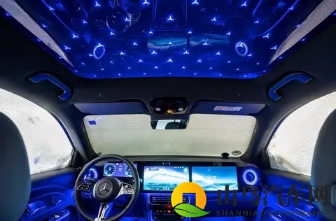 阿明说车侃赛：奔驰新GLB内饰炸场！三联屏+星空顶，30万级卷王？-2