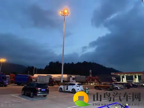 一个新手自述：开车1年半后，才知道晚上跑高速才是最安全的！-1